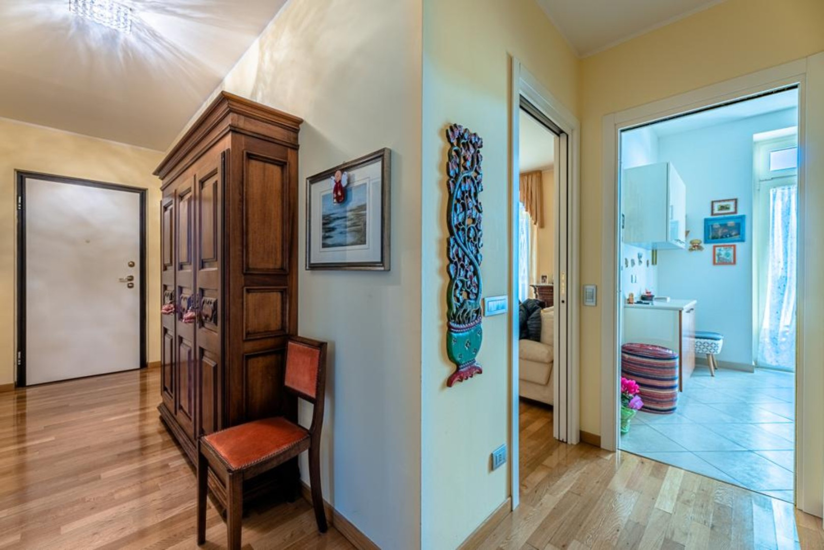 UNA CASA DA RIVISTA, UNA VISTA DA CARTOLINA